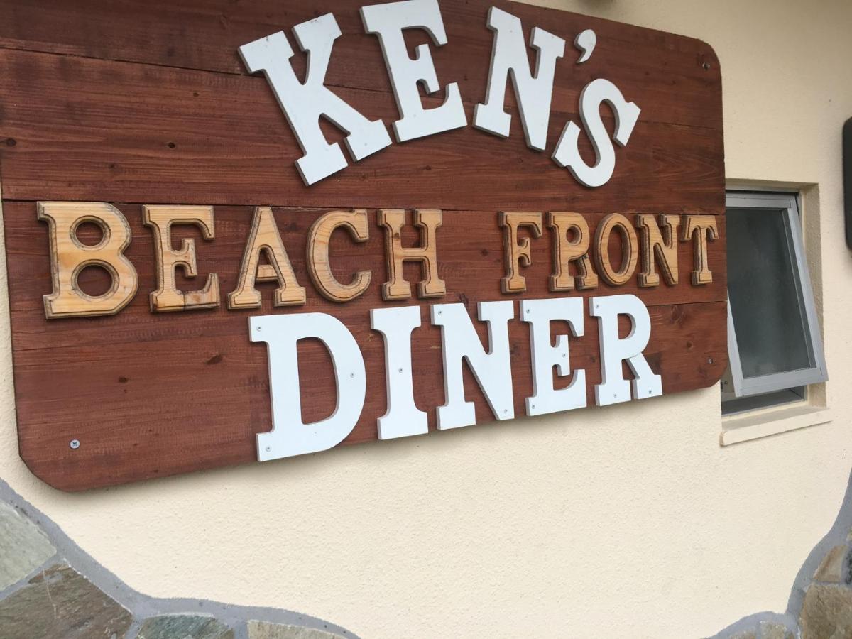 Ken'S Beachfront Cafe & Lodge, Bl2, Oceanfront And Free Canoe Rental Onna Exterior photo