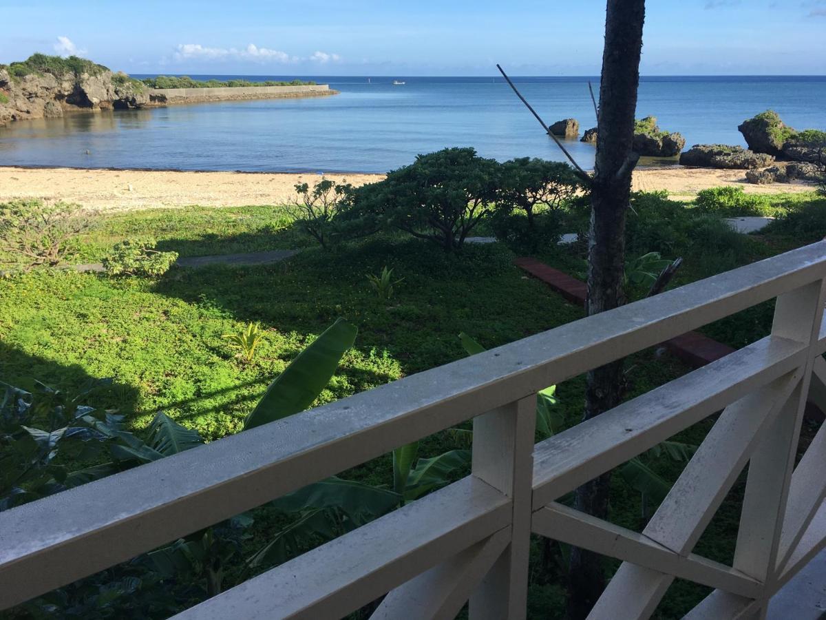 Ken'S Beachfront Cafe & Lodge, Bl2, Oceanfront And Free Canoe Rental Onna Exterior photo