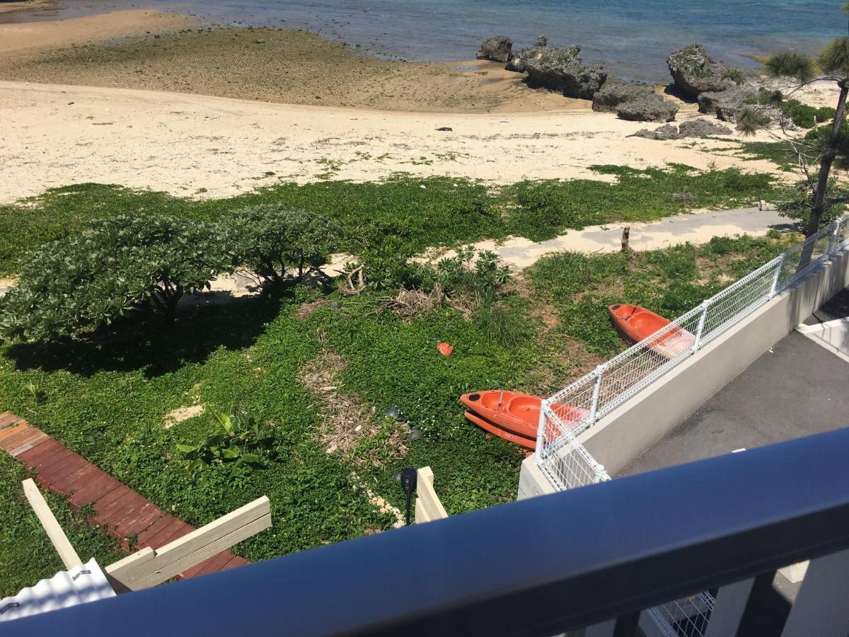 Ken'S Beachfront Cafe & Lodge, Bl2, Oceanfront And Free Canoe Rental Onna Exterior photo