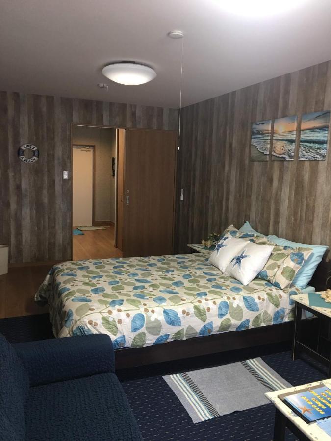 Ken'S Beachfront Cafe & Lodge, Bl2, Oceanfront And Free Canoe Rental Onna Exterior photo